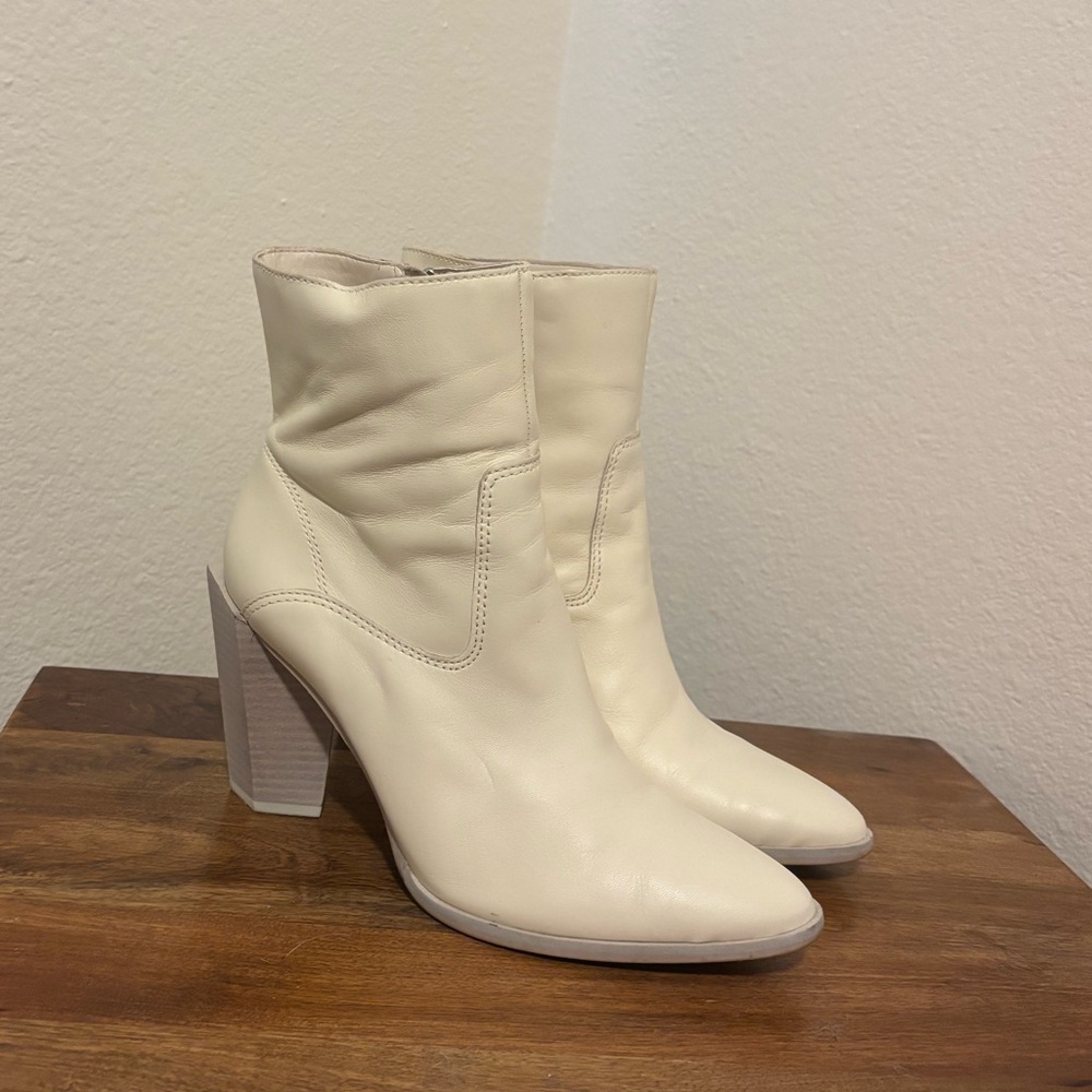 VINCE CAMUTO
EZRANDA BOOTIE in white